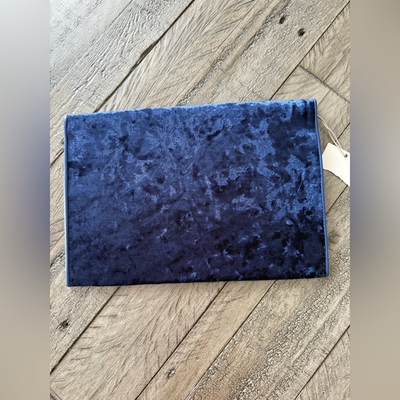 BNWT Blue Crushed Velvet Clutch, brand unknown. - Picture 3 of 6